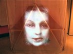 Installazione multimediale di Federica Gonnelli che usa coprire le immagini con un velo d'organza.